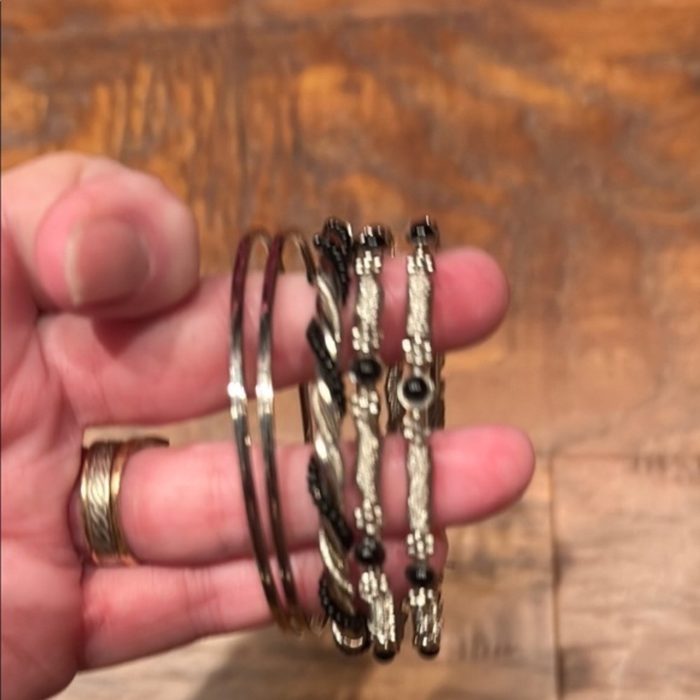 Shiny Silver and Black Bracelet Set with Twisted and Engraved Designs